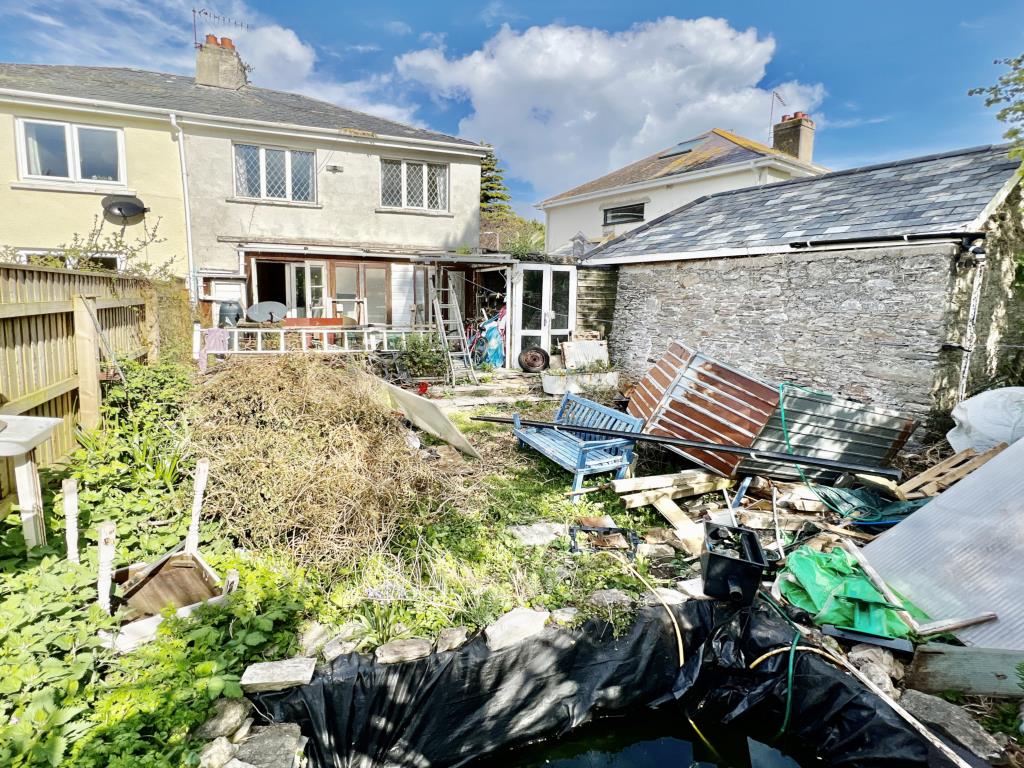 Lot: 67 - SEMI-DETACHED HOUSE FOR UPDATING -